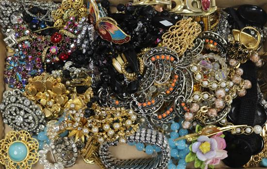 A quantity of assorted costume jewellery.